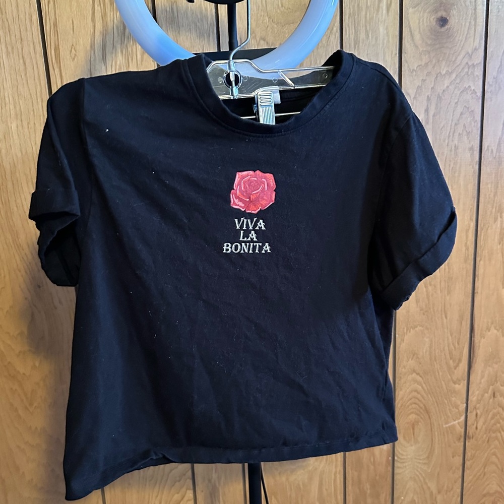 Black shirt with words “viva la Bonita” with rose on front and more on back